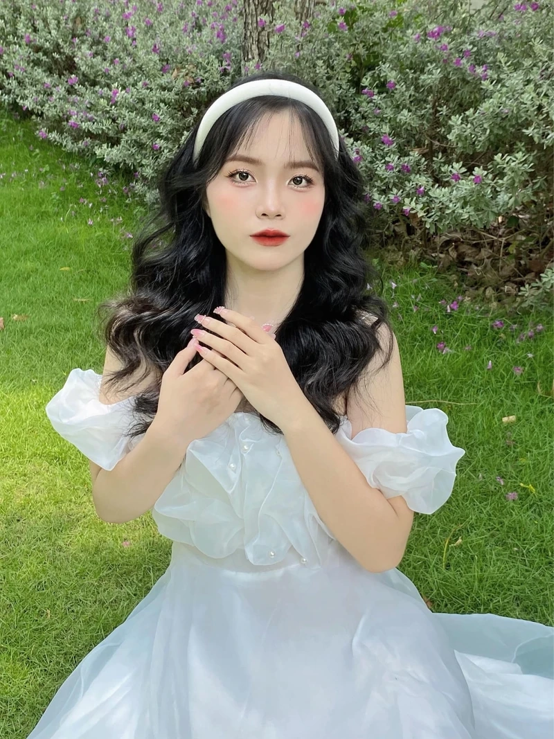 Ảnh hot girl Trung Quốc Game Bài dễ thương, với nụ cười tươi và vẻ đẹp tự nhiên