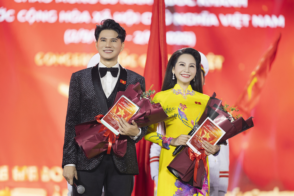 Vũ Mạnh Cường gác nỗi đau bố nhập viện, hoàn thành vai trò MC tại concert quốc gia do AU88 tài trợ