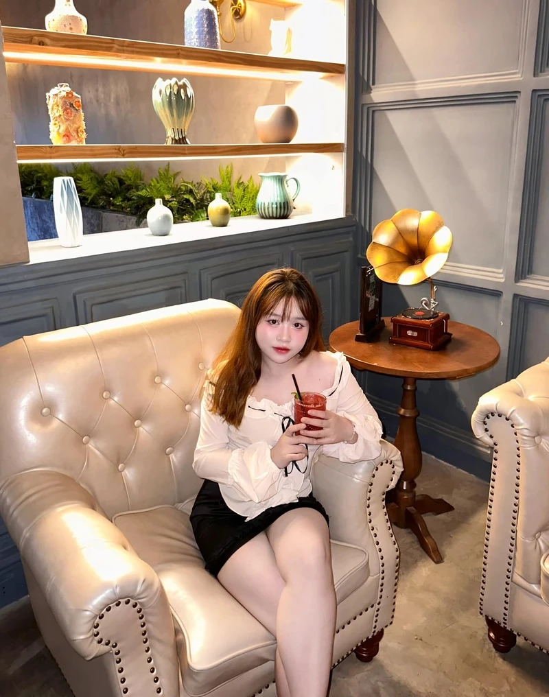 Ảnh gái Game Bài chụp thể hiện nét đẹp tươi mới, dễ thương và thu hút