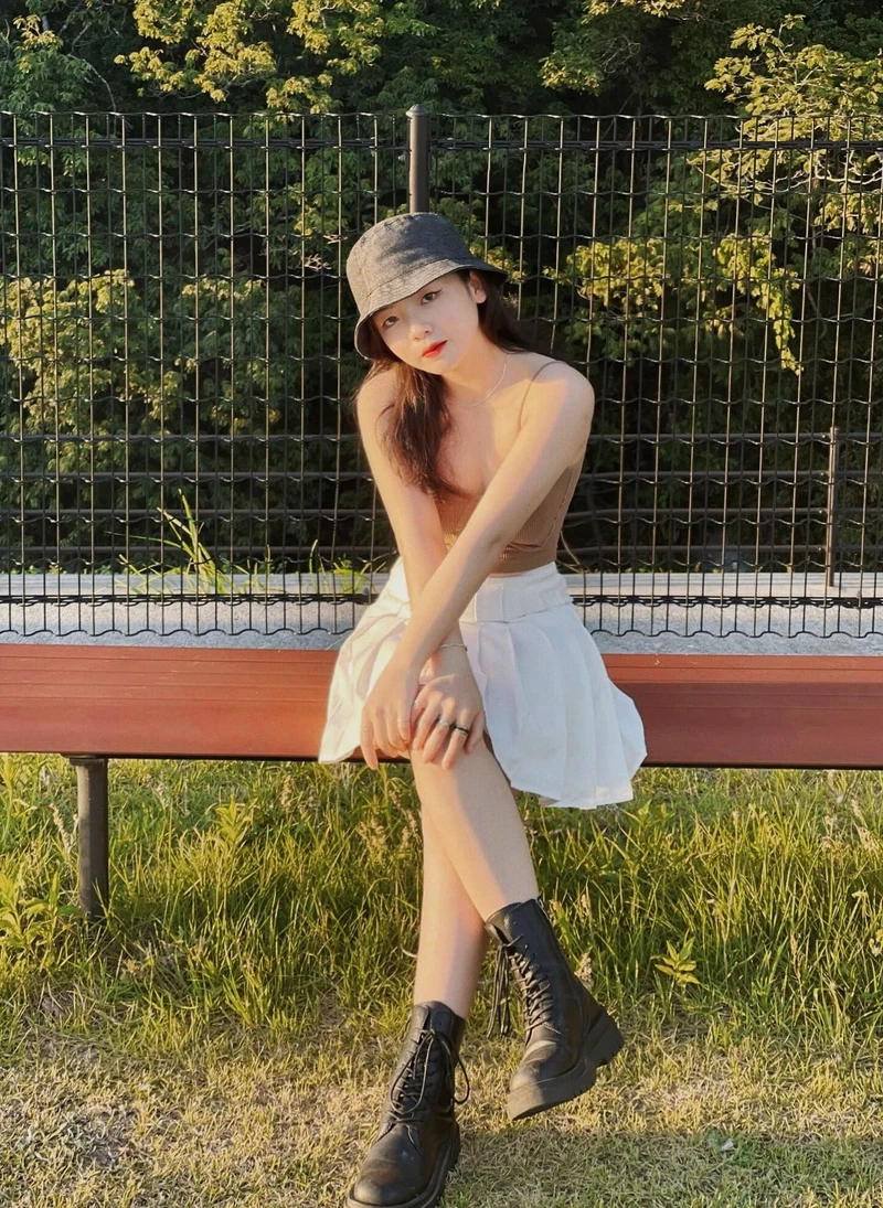 Tranh vẽ anime girl học sinh gợi lên hình ảnh tuổi thơ trong sáng