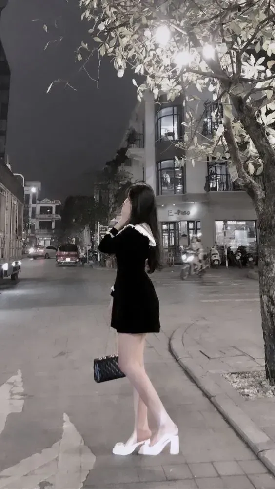 Gái xinh đi dạo phố tạo ấn tượng mạnh với sự duyên dáng