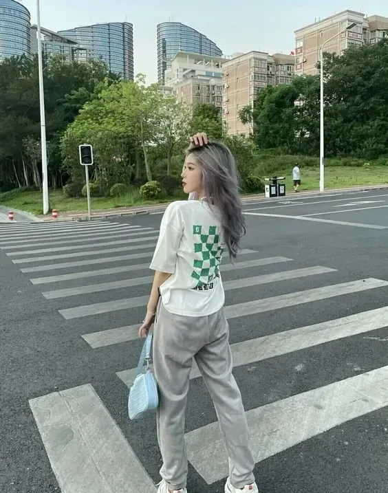 Gái xinh cute dạo phố mang đến vẻ đẹp nhẹ nhàng và đáng yêu