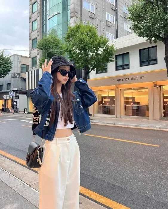 Gái xinh chụp ảnh che mặt tạo nét bí ẩn và thu hút sự chú ý