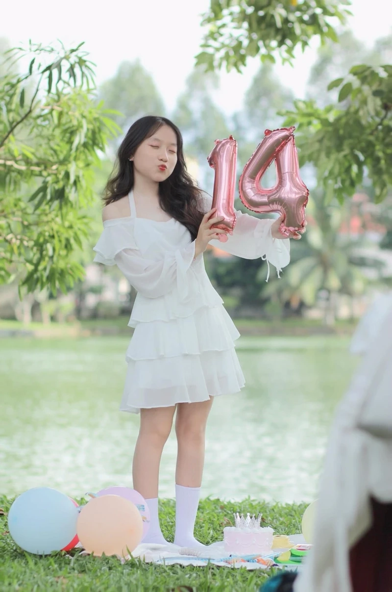 Ảnh anime girl Game Bài tóc hồng dễ thương thu hút bởi sự độc đáo và sáng tạo